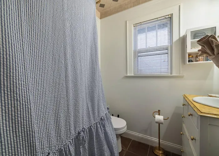 Walkable Designer In Gv Villa Columbus